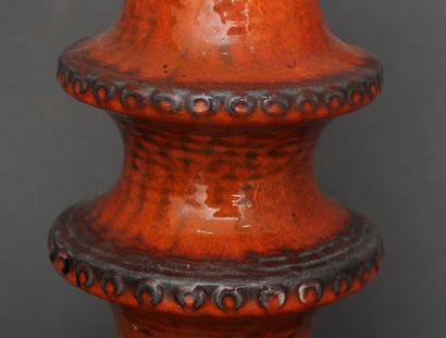 null BAY Keramik

Ceramic lamp base with orange glaze and blue glass discs with globular...