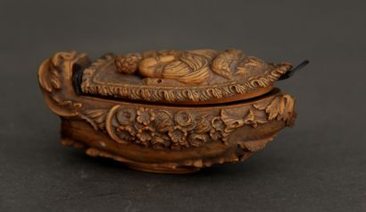 null Tobacco box in natural wood carved with a young woman with flowers, 19th c.

H...