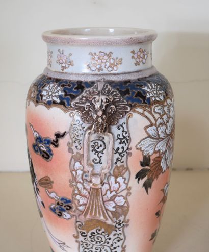 null Paire de vases à deux anses en faïence à décor de jeunes femmes, Nankin

H :...