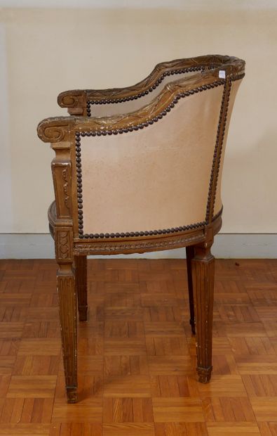 null Fauteuil de bureau en bois redoré, pieds fuselés cannelés, style Louis XVI

H...