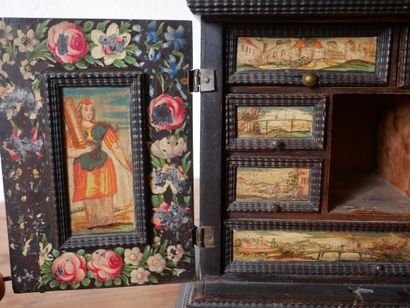 null Cabinet quadripode en bois noirçi à décor peint de de fleurs, personnages et...