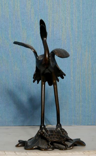 null Sculpture en bronze patiné représentant un héron et une tortue, Extrême Orient

H...