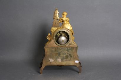 null Pendule en bronze doré représentant une jeune femme accoudé à un autel Vierge...