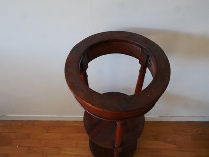 null Lot :

- Paire de chaises à barreaux en bois naturel

- Prie-dieu en bois naturel...