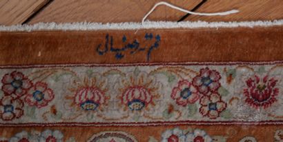 null Tapis en soie à décor de fleurs dans des médaillons, signé, Iran

199 x 131...