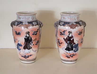 null Paire de vases à deux anses en faïence à décor de jeunes femmes, Nankin

H :...