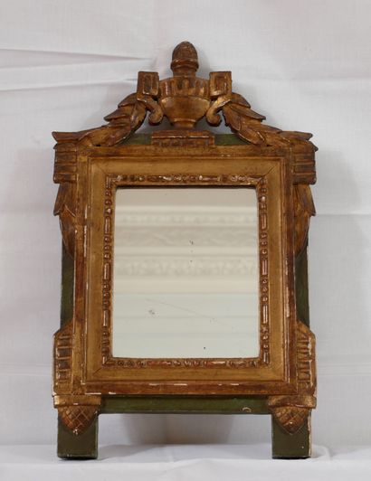 null Petite glace en bois laqué vert et doré, style Louis XVI

47,5 x 28 cm. (éc...