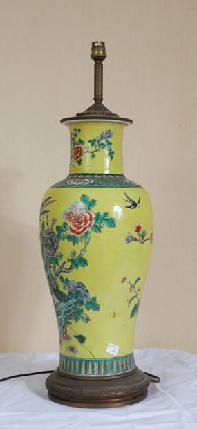 null Vase balustre en porcelaine polychrome à décor de branchages et oiseaux sur...