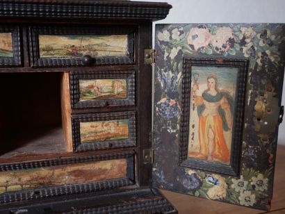 null Cabinet quadripode en bois noirçi à décor peint de de fleurs, personnages et...