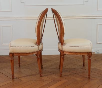null Paire de chaises cabriolets à dossier médaillon, style Louis XVI

H : 86 L :...