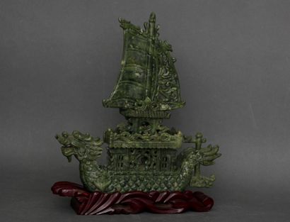 null Embarcation en jade de Honan, reprenant la forme d’un dragon, la voile sculptée...