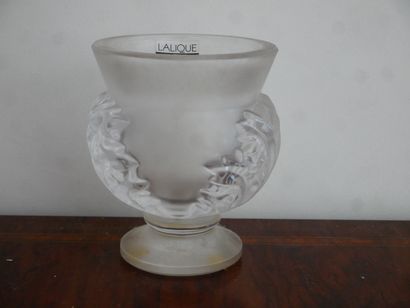 null LALIQUE France

Vase modèle Saint Cloud en cristal dépoli pressé moulé à décor...