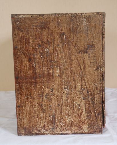 null 
Coffre en bois polychrome à quatre tiroirs, Normandie XIXème s.




H : 33...