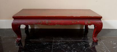 null Table basse rectangulaire à pieds cambrés , en bois laqué rouge à décor de branchages...