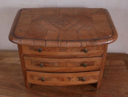 null 
Veneer chest of drawers with three drawers




H : 31 L : 41 cm.



Cracks,...