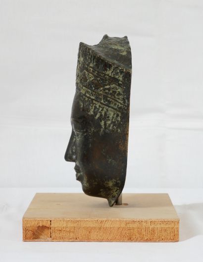 null Face in patinated bronze in the style of Cambodia

H : 18 cm.