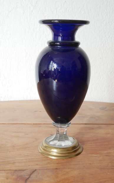 null Vase balustre sur piédouche en verre transparent et teinté bleu foncé, base...