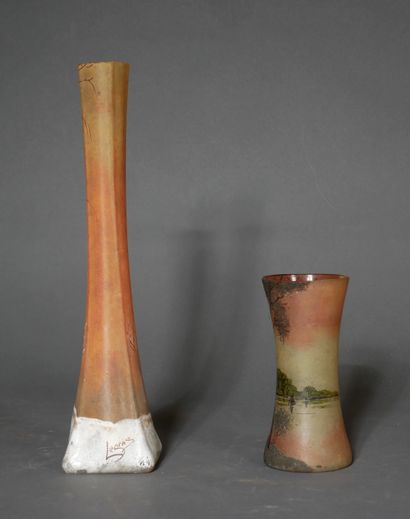 null 
*LEGRAS




Vase soliflore en verre orange à décor peint émaillé d'arbres en...