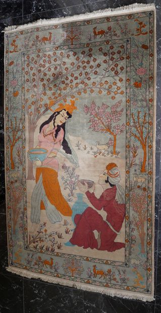 null Tapis en laine polychrome à décor d'un couple, Iran

218 x 134,5 cm (tâches...