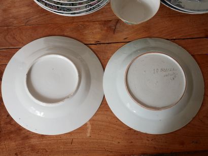 null Lot d'assiettes et bols en porcelaine polychrome, Extrême-Orient (fêles, ac...