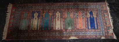 null Galerie en laine à décor polychrome de 7 mihrab dans des médaillons

220 x 84...