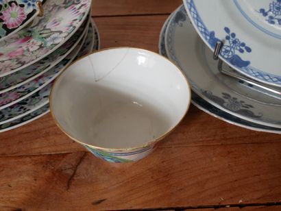 null Lot d'assiettes et bols en porcelaine polychrome, Extrême-Orient (fêles, ac...