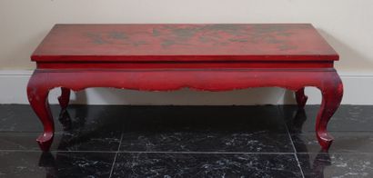 null Table basse rectangulaire à pieds cambrés en bois laqué rouge à décor de branchages...