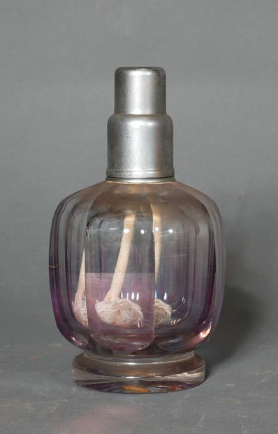 null *BACCARAT

Lampe Berger en cristal taillé, étiquette collée

H : 16 cm. (bouchon...
