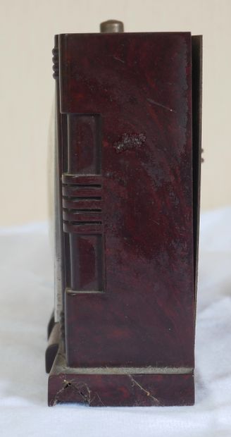null Brown bachelite and sheet metal clock, 1930s

H : 13,5 L : 24 cm (accidents,...