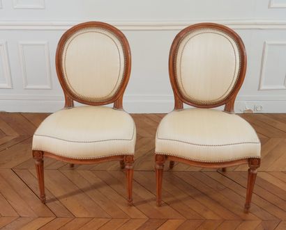 null Paire de chaises cabriolets à dossier médaillon, style Louis XVI

H : 86 L :...