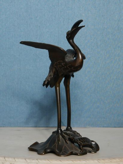 null Sculpture en bronze patiné représentant un héron et une tortue, Extrême Orient

H...