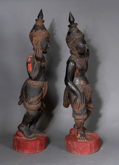 null Paire de danseuses en bois peint, Extrême-Orient

H : 96-97 cm. (usures, ma...