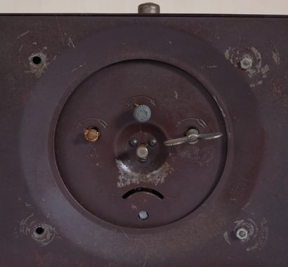 null Brown bachelite and sheet metal clock, 1930s

H : 13,5 L : 24 cm (accidents,...