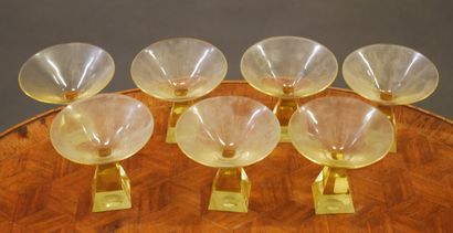 null Sept verres à pieds pyramidales en verre teinté jaune, Tchécoslovaquie

H :...