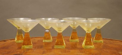 null Sept verres à pieds pyramidales en verre teinté jaune, Tchécoslovaquie

H :...