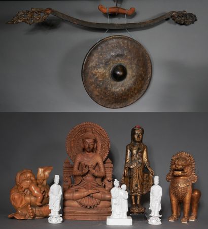null Lot de statuettes en bois, céramique et métal souvenirs de voyage et un gong...