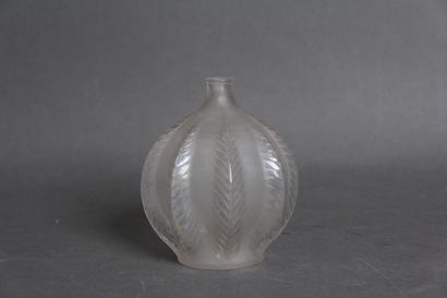 null René LALIQUE (1886-1945)

Vase Malines en verre soufflé-moulé opalescent, signé...