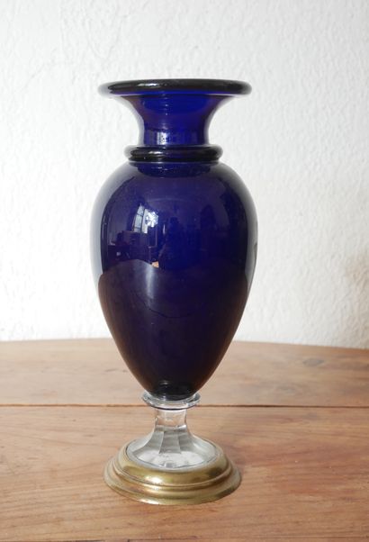 null Vase balustre sur piédouche en verre transparent et teinté bleu foncé, base...