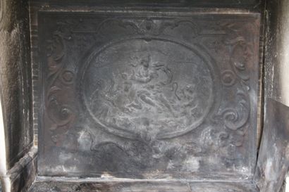 null Taque de cheminée en fonte à décor de personnages à l'Antique

95 x 126 cm....
