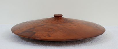 null Covered cup with flattened belly in turned wood

H : 7 D : 35 cm (scratches,...