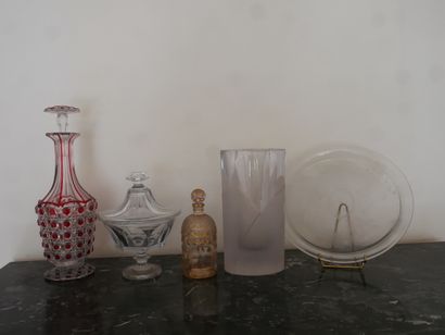 null Lot :

- Vase ovale en cristal transparent et dépoli, H : 23 cm.

- Bouteille...
