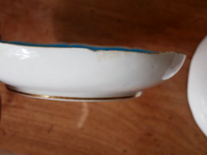 null Paire d'assiettes creuses en porcelaine bleu turquoise à décor de médaillons...