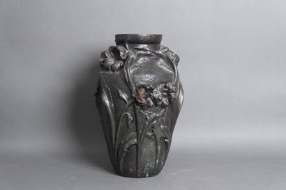 null 
JT NOTTON




Vase in plaster with hammered metal application with flowers...