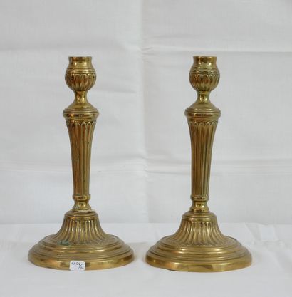 null Pair of candlesticks in godronné bronze Louis XVI style

H : 27 cm.