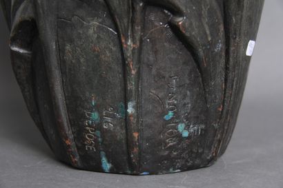 null 
JT NOTTON




Vase in plaster with hammered metal application with flowers...