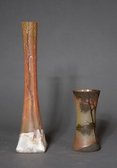null 
*LEGRAS




Vase soliflore en verre orange à décor peint émaillé d'arbres en...