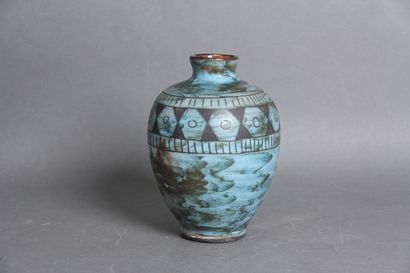 null *A. MAUNIER Vallauris

Vase balustre à petit col en céramique à décor d'une...