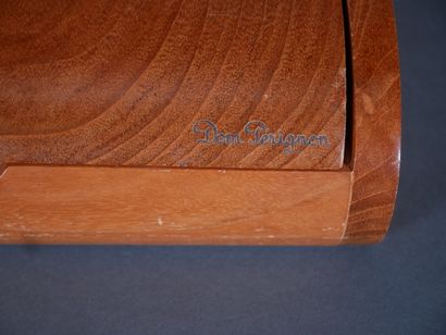 null DOM PERIGNON

Cigar box in natural wood of oval shape

H : 8 L : 25,5 P : 18,5...