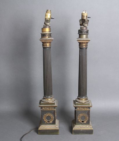 null Pair of column lamps in patinated sheet metal, gilded and gilt bronze, the fluted...