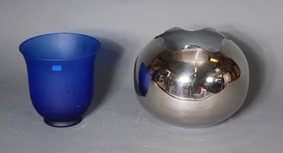 null Deux caches-pots en métal et verre teinté bleu

H : 22-25 cm.